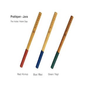 Op de afbeelding: Drie houten penhouders met verschillende gekleurde rubberen uiteinden. De uiteinden zijn rood, blauw en groen. De penhouders zijn gelabeld met "Pratikpen - Java" en "Pen Holder / Kalem Sapı". De kleuren van de uiteinden zijn gelabeld in zowel Engels als Turks: "Red / Kırmızı", "Blue / Mavi" en "Green / Yeşil".