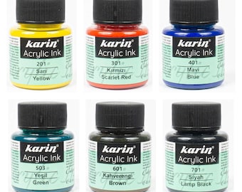 Peut inclure: Six flacons en verre d'encre acrylique Karin avec des bouchons noirs à vis. Chaque flacon porte une étiquette avec le nom de la marque, le nom de la couleur en turc et en anglais, et une base colorée. Les couleurs sont jaune, rouge écarlate, bleu, vert, marron et noir.