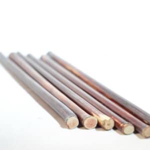 Peut inclure: Six chevilles en bois, chacune d'une longueur légèrement différente et d'une couleur brun naturel. Les chevilles sont disposées en rangée, la plus longue à gauche et la plus courte à droite.