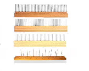 Puede incluir: Cuatro peines de madera con dientes de metal. Los peines están dispuestos verticalmente, con el peine superior que tiene la mayor cantidad de dientes y el peine inferior que tiene la menor cantidad de dientes. Los peines están hechos de madera natural y tienen un color marrón claro.