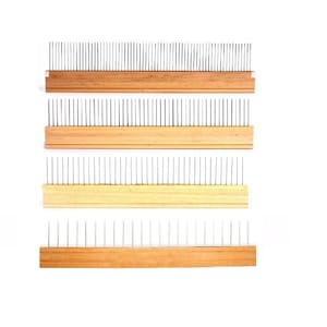 Op de afbeelding: Vier houten kammen met metalen tanden. De kammen zijn verticaal gerangschikt, waarbij de bovenste kam de grootste is en de onderste kam de kleinste. De kammen zijn allemaal gemaakt van natuurlijk hout en hebben een lichtbruine kleur.