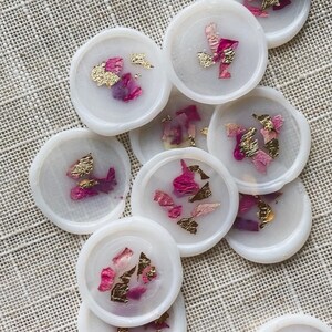 Ensemble de 9 sceaux de cire floraux séchés avec flocons d'or | Cachets de cire aux pétales de rose séchés | Autocollants de cire | Cachets de cire fleuris | Sceaux de cire préfabriqués