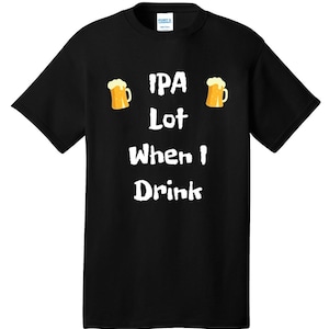 Puede incluir: Camiseta negra con el texto blanco "IPA Lot When I Drink", acompañada de dos jarras de cerveza de dibujos animados amarillas. Una prenda informal para el uso diario.