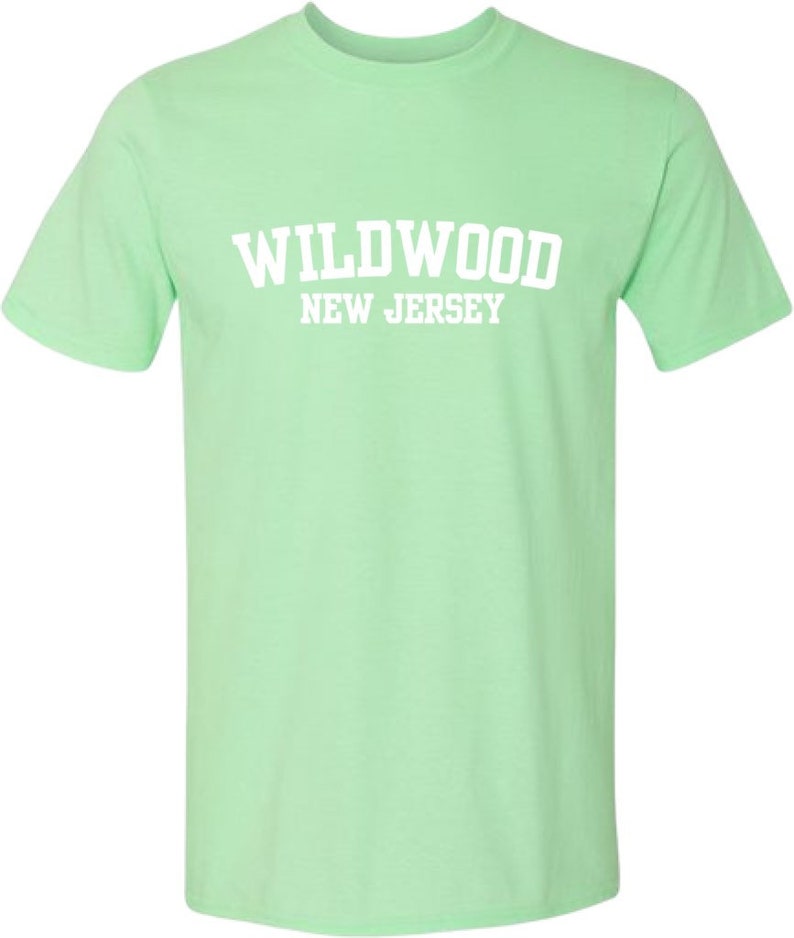 K&ouml;nnte beinhalten: Ein hellgr&uuml;nes T-Shirt mit dem Text "WILDWOOD NEW JERSEY" in Wei&szlig;.