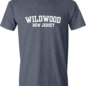 K&ouml;nnte beinhalten: Ein dunkelblaues T-Shirt mit wei&szlig;em Text, der "WILDWOOD NEW JERSEY" lautet.
