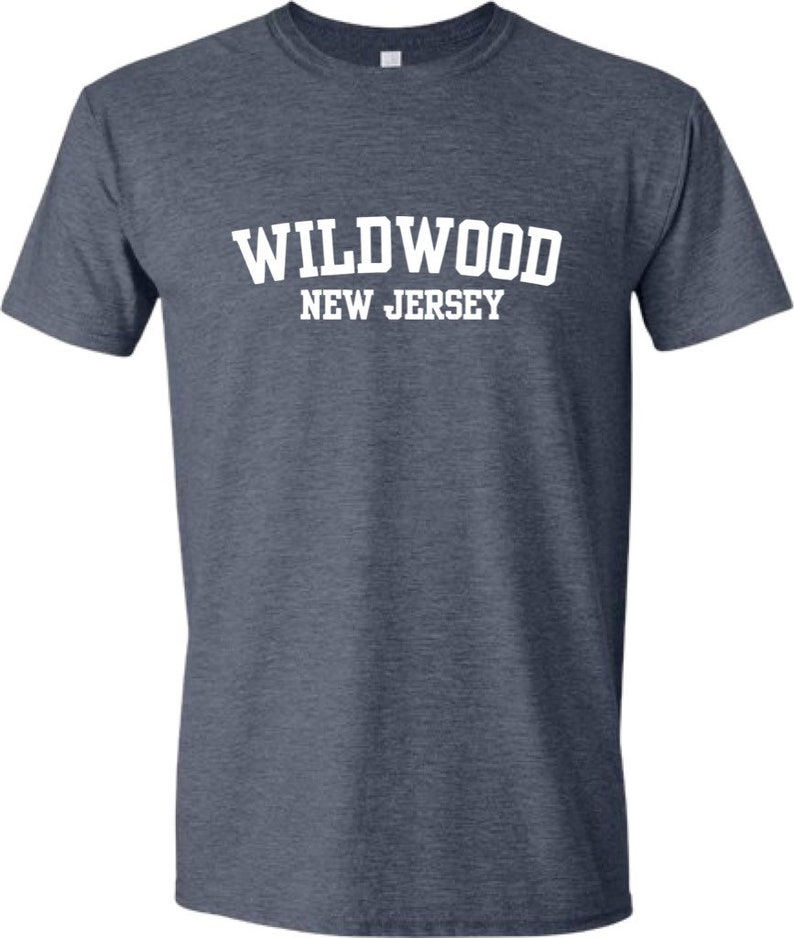 K&ouml;nnte beinhalten: Ein dunkelblaues T-Shirt mit wei&szlig;em Text, der "WILDWOOD NEW JERSEY" lautet.