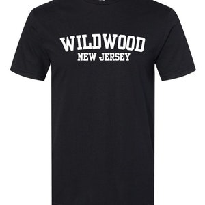 K&ouml;nnte beinhalten: Schwarzes T-Shirt mit wei&szlig;em Text, der "WILDWOOD NEW JERSEY" lautet.