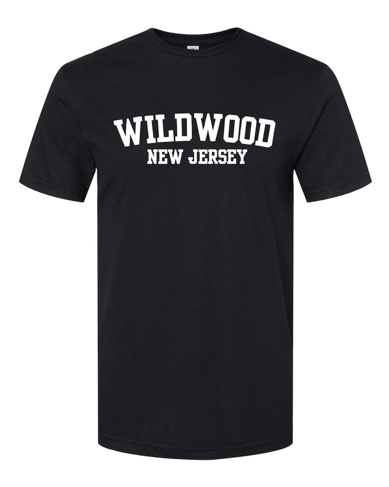 K&ouml;nnte beinhalten: Schwarzes T-Shirt mit wei&szlig;em Text, der "WILDWOOD NEW JERSEY" lautet.