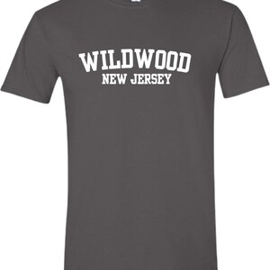 K&ouml;nnte beinhalten: Ein dunkelgraues T-Shirt mit wei&szlig;em Text, der "WILDWOOD NEW JERSEY" lautet.