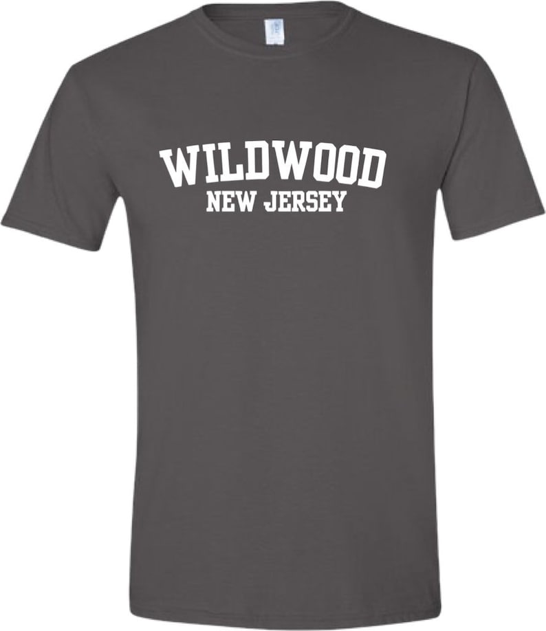 K&ouml;nnte beinhalten: Ein dunkelgraues T-Shirt mit wei&szlig;em Text, der "WILDWOOD NEW JERSEY" lautet.