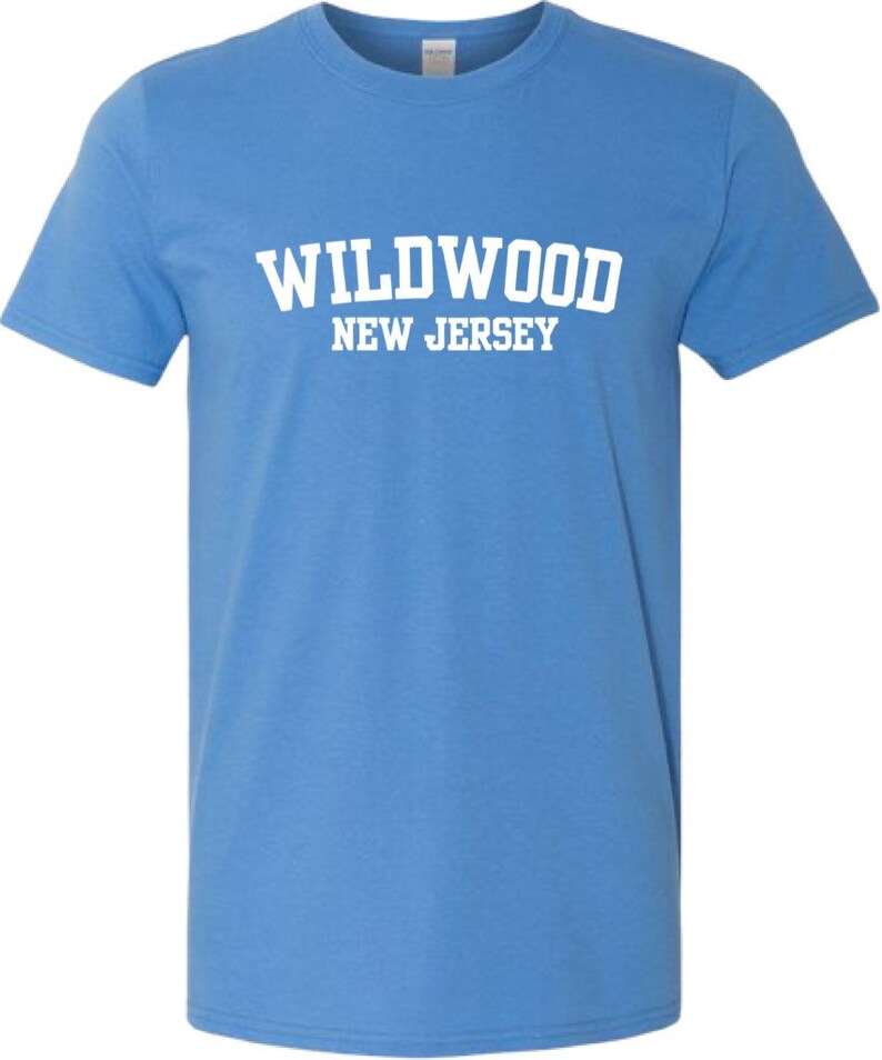 K&ouml;nnte beinhalten: Ein hellblaues T-Shirt mit wei&szlig;em Text, der "WILDWOOD NEW JERSEY" lautet.