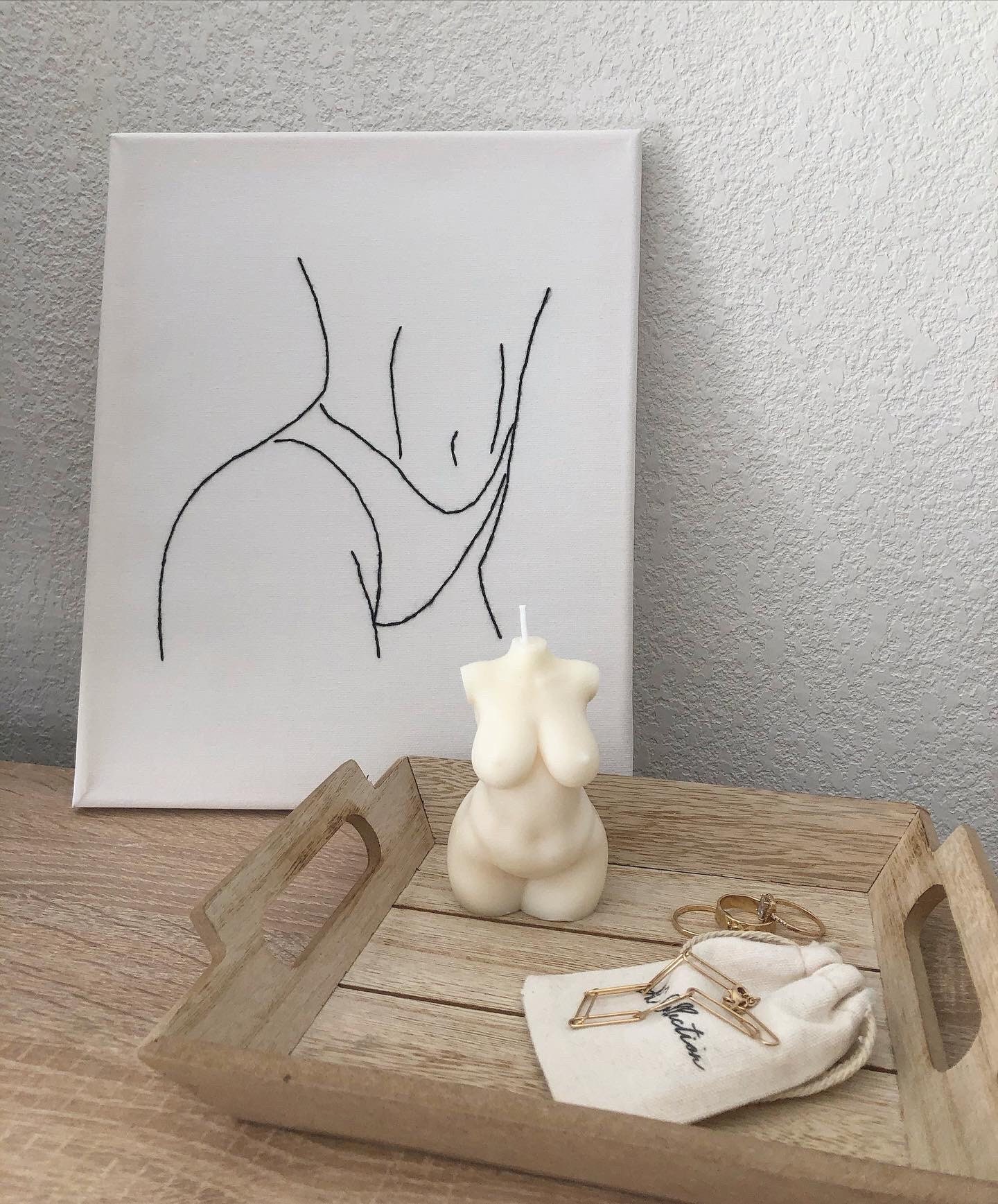 Toile Brodée Corps de Femme