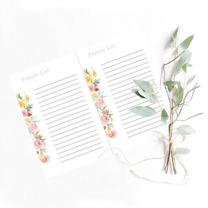 Puede incluir: Dos páginas imprimibles de lista de oración con diseños florales. Las páginas tienen el texto "Lista de oración" en la parte superior y están rayadas para escribir.