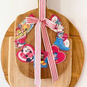 Retro Valentine Wreath Printable, Vintage Classroom Valentine Cards Craft, Kitschy Valentine’s Day Ring Paper Craft, Valentine Wreath Door