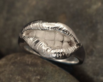 Cute and Sexy Biting Lips Ring