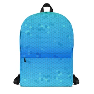 Könnte beinhalten: Ein blauer und türkisfarbener Rucksack mit einem geometrischen Wabenmuster. Der Rucksack hat eine Reißverschlusstasche vorne und verstellbare Träger.