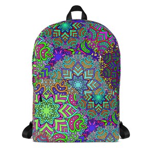 Może przedstawiać: Kolorowy plecak z psychodelicznym wzorem w kolorze zielonym, niebieskim, fioletowym, różowym i pomarańczowym. Wzór składa się z misternych wzorów kwiatowych i geometrycznych kształtów.