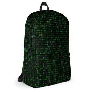 K&ouml;nnte beinhalten: Ein schwarzer Rucksack mit einem gr&uuml;nen Bin&auml;rcode-Muster. Der Code besteht aus 0en und 1en.