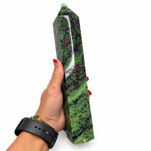 Torre de Zoisita Rubi — Torre de Cristal de Aniolita Reativa a UV de 25 cm para Amor e Vitalidade