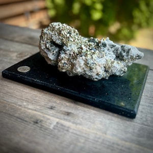 Große Grad AAA peruanischen Pyrit mit Galena in Quarz Mineral Probe auf Display montiert