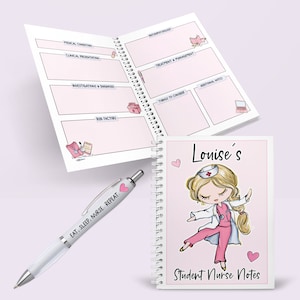 Pode incluir: Um conjunto de caderno e caneta para estudantes de enfermagem. O caderno tem uma capa rosa com uma ilustração de enfermeira de desenho animado e o texto "Louise's Student Nurse Notes". A caneta é branca com o texto "EAT. SLEEP. NURSE. REPEAT."