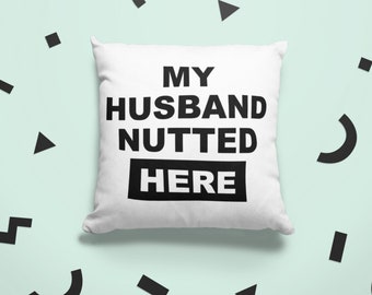 Funda de cojín - Mi esposo nutted aquí / Cojín de blasfemia / Almohada grosera / Regalo inapropiado del Día de San Valentín / Idea única de aniversario