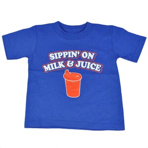 Sippin auf Milch & Saft Flasche Humor Kleinkind T-Shirt Komödie Tshirt Jungen niedlich Shirt