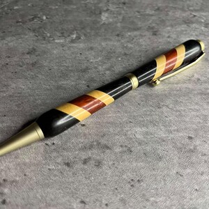 Stylo en bois collé
