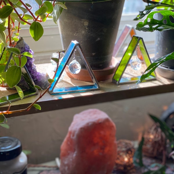 ¡Atrapasueños de cristal con forma de triángulo para escritorio en múltiples opciones de colores!