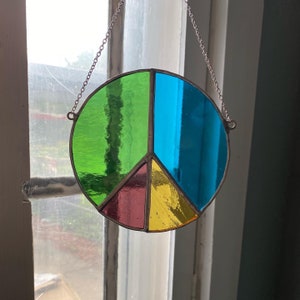 Glas-in-loodraam met vredesteken hangend, levendige weergave van liefde en harmonie, perfect voor elk hippiehuis <3