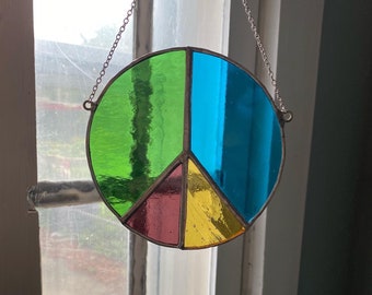 Gebrandschilderd glas Vredestekenraam met levendige weergave van liefde en harmonie, perfect voor elk hippiehuis <3