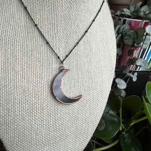 Schwarzer Mond Glasmalerei-Halskette, super-federleicht, Halloween, witchy Schmuck