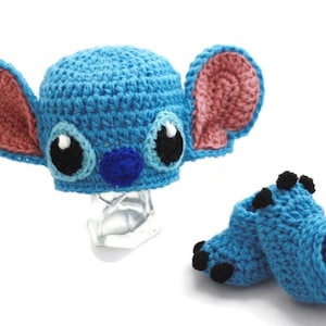 かぎ針編みのベビーステッチ風帽子とブーティセット