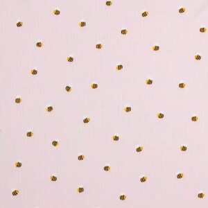 Puede incluir: Una tela rosa con un patr&oacute;n repetitivo de peque&ntilde;as abejas amarillas.