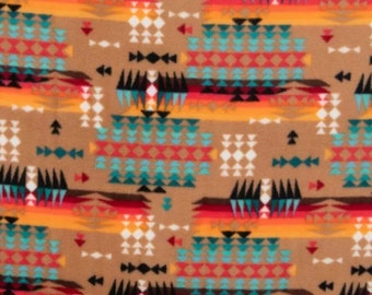 Op de afbeelding: Een bruine stof met een herhalend geometrisch patroon in tinten rood, oranje, geel, blauw, groen en zwart. Het patroon doet denken aan Native American designs.