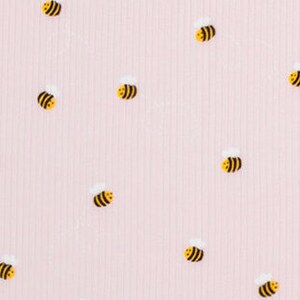 Puede incluir: Tela de color rosa con textura de canal&eacute; y un patr&oacute;n repetitivo de peque&ntilde;as abejas amarillas.
