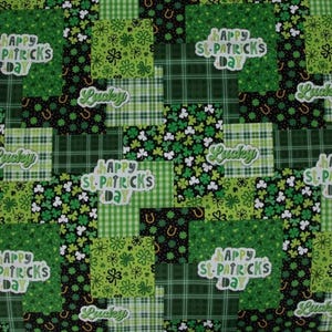 Puede incluir: Un diseño de tela de patchwork con cuadrados de patrones verdes, negros y blancos. El diseño incluye tréboles, herraduras, cuadros y los textos "Happy St. Patrick's Day" y "Lucky".