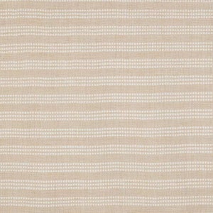 Op de afbeelding: Een close-up van een beige stof met witte strepen. De stof heeft een subtiele textuur en een licht ruw gevoel.