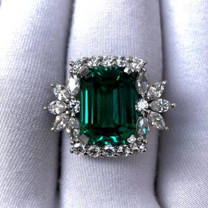 Antique Emerald Ring, Emerald Cut Emerald Wedding Ring, Custom-made Emerald Ring, Luxury Emerald Halo Ring, Green Emerald Ring For proposal.
