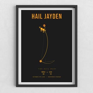 Puede incluir: Un póster negro y naranja con el texto "HAIL JAYDEN" y un diagrama de una jugada de fútbol. El texto "THE HAIL MARY" está debajo del diagrama. El texto "WSH 18 CHI 15" está debajo de eso. El texto "OCTOBER 27TH, 2014 NORTHWEST STADIUM" está en la parte inferior del póster.