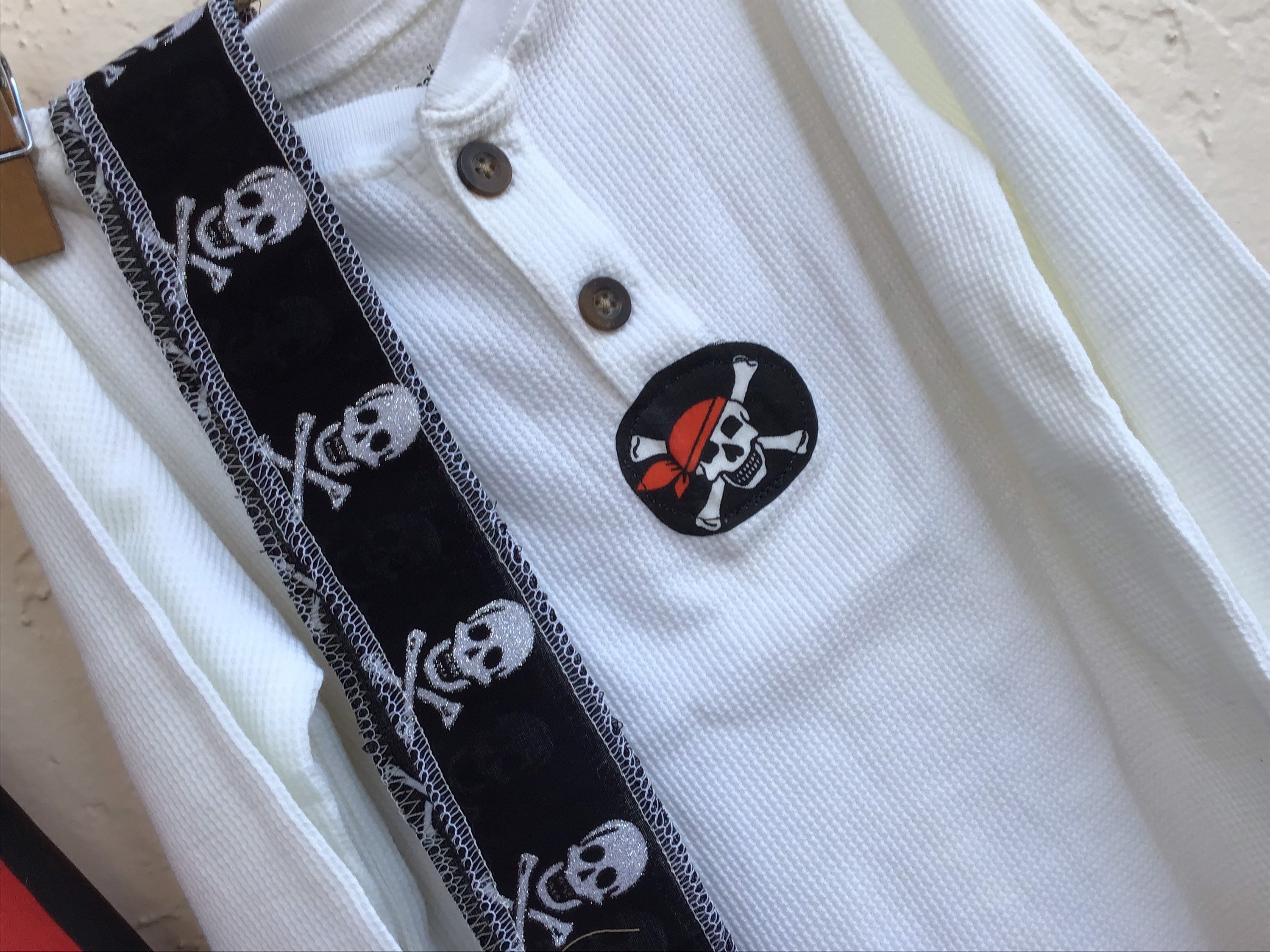 Disfraz De Pirata Para Niños: Sombrero De * Combinación De Camisa Con Volantes Y Chaleco, Pantalones A Rayas Con Cubrebotas Y Cinturón Con * * Para Halloween, Fiestas De * Y Juegos De Simulación
