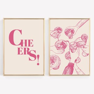 Juego de 2 impresiones de Cheers en rosa claro: arte de carrito de bar, arte mural de cócteles, impresión de martini, decoración de carrito de bar, póster de cócteles, letrero de carrito de bar