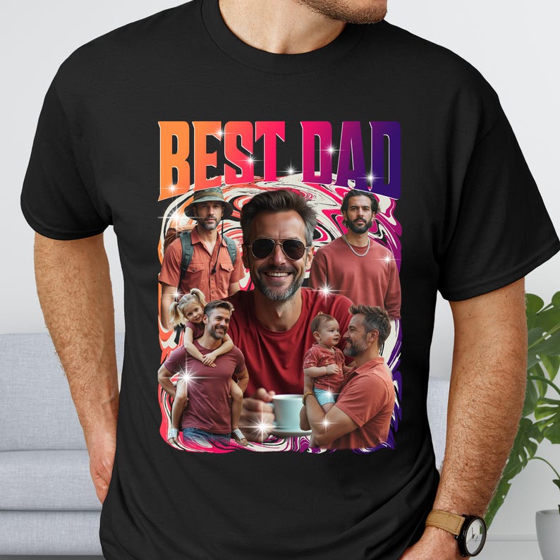 K&ouml;nnte beinhalten: Schwarzes T-Shirt mit dem Schriftzug "BEST DAD" in einer farbenfrohen Farbverlaufs-Schriftart. Das Shirt zeigt eine Collage von Bildern eines Mannes mit Kindern. Der Mann tr&auml;gt eine Sonnenbrille und h&auml;lt eine Tasse.