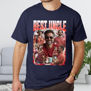 K&ouml;nnte beinhalten: Marineblaues T-Shirt mit dem Text "BEST UNCLE" in einer rot-wei&szlig;en Grafik. Die Grafik ist eine Collage von Bildern eines Mannes mit Kindern. Das T-Shirt ist aus einem weichen Material.
