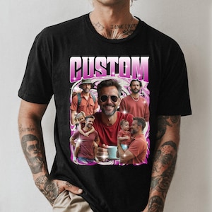 K&ouml;nnte beinhalten: Schwarzes T-Shirt mit einem individuellen Design, das einen Mann mit Sonnenbrille umgeben von Fotos zeigt. Das Wort "CUSTOM" steht in einem rosa-wei&szlig;en Farbverlauf &uuml;ber den Fotos. Das Design hat einen Retro-Vintage-Stil.