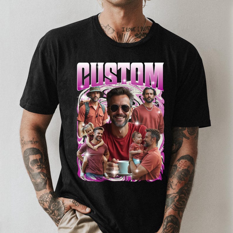 K&ouml;nnte beinhalten: Schwarzes T-Shirt mit einem individuellen Design, das einen Mann mit Sonnenbrille umgeben von Fotos zeigt. Das Wort "CUSTOM" steht in einem rosa-wei&szlig;en Farbverlauf &uuml;ber den Fotos. Das Design hat einen Retro-Vintage-Stil.