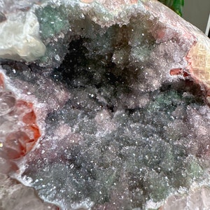 ウルグアイ産の希少なシュガーアメジスト・ジオード。ジオードは