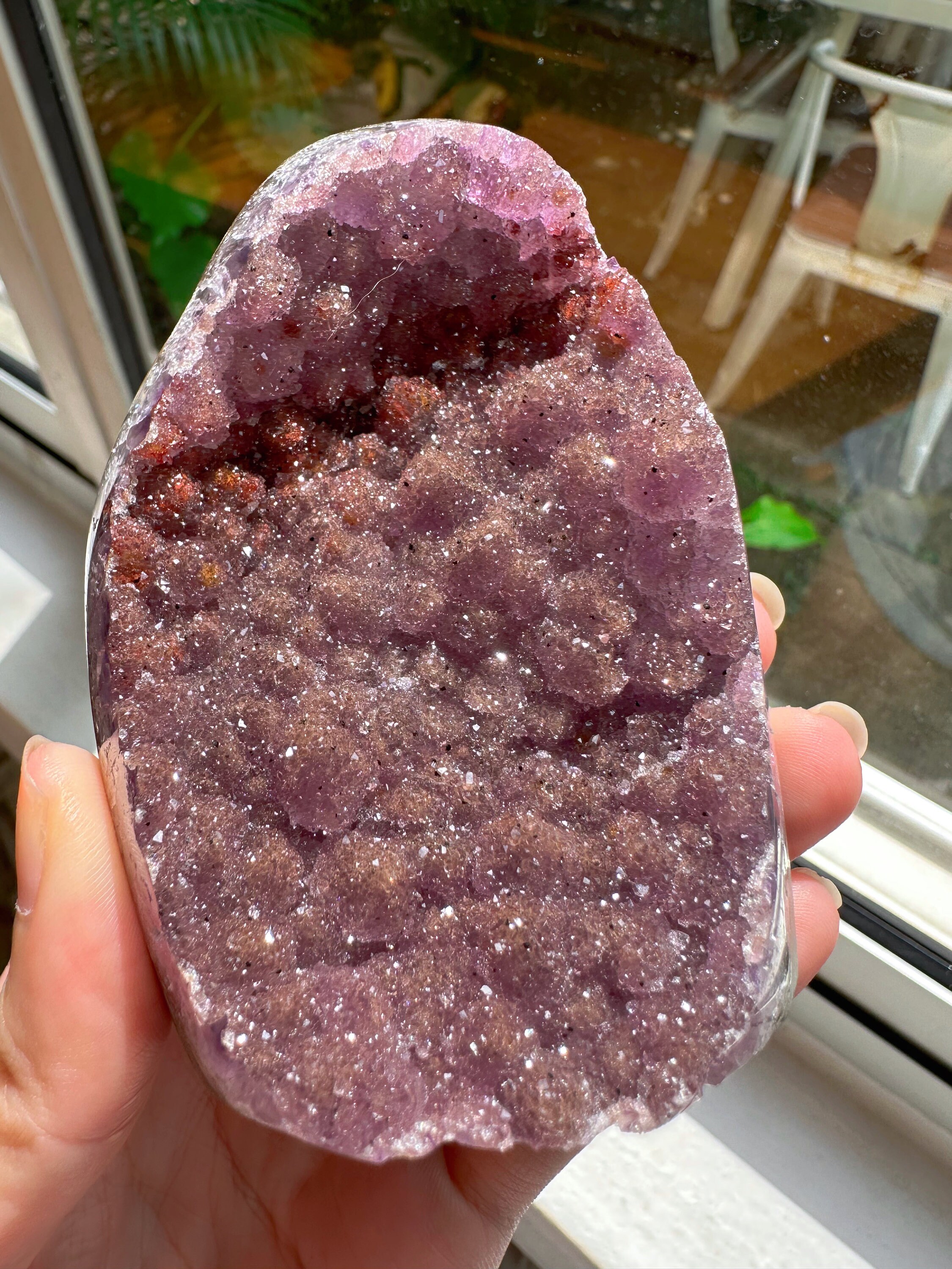 ウルグアイ産の希少なシュガーアメジスト・ジオード。ジオードは