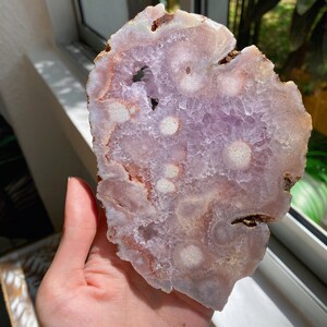Lastra di ametista rosa (può essere utilizzata per l'esposizione di cristalli o da sola)