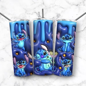 Könnte beinhalten: Drei Edelstahlbecher mit einem blauen und weißen Design mit Stitch aus Lilo & Stitch. Die Becher haben ein blaues und weißes Galaxiemuster mit Sternen und Stitch in verschiedenen Posen.